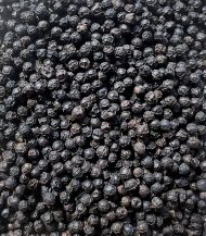 Zoom sur un tas de grains de poivre de kampot noir igp