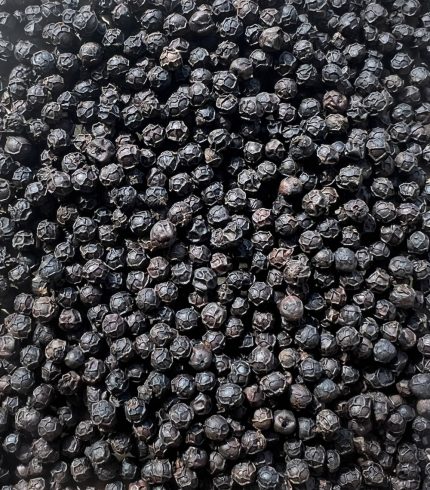 Zoom sur un tas de grains de poivre de kampot noir igp