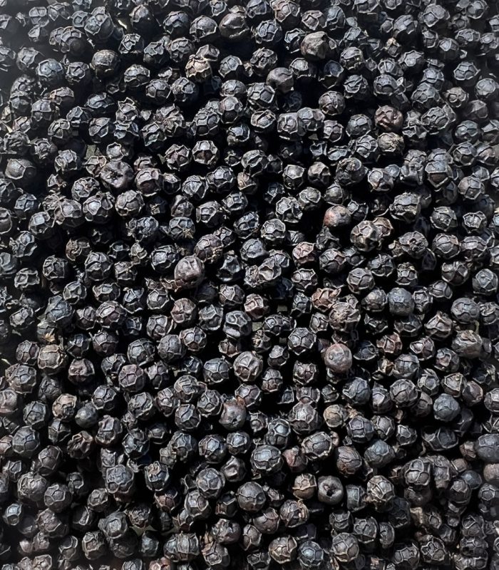 Zoom sur un tas de grains de poivre de kampot noir igp