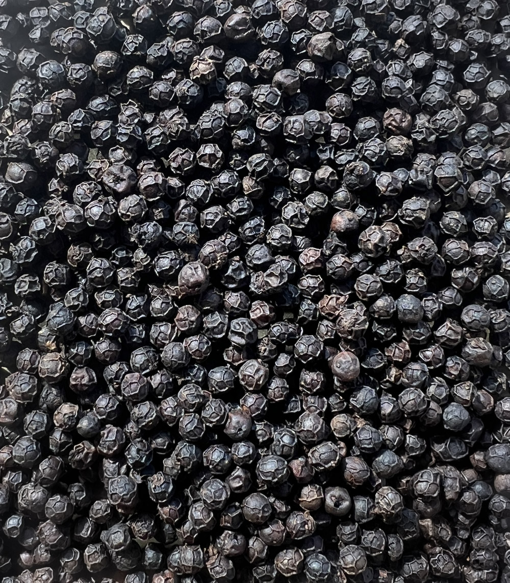 Zoom sur un tas de grains de poivre de kampot noir igp