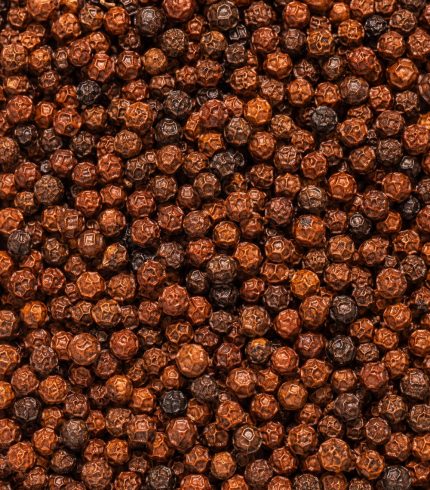 Zoom sur les grains de poivre de Kampot rouge