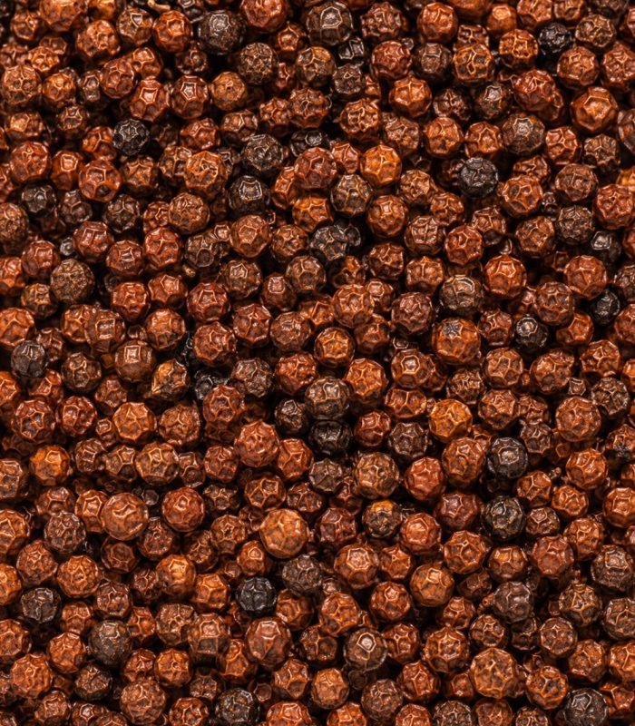Zoom sur les grains de poivre de Kampot rouge